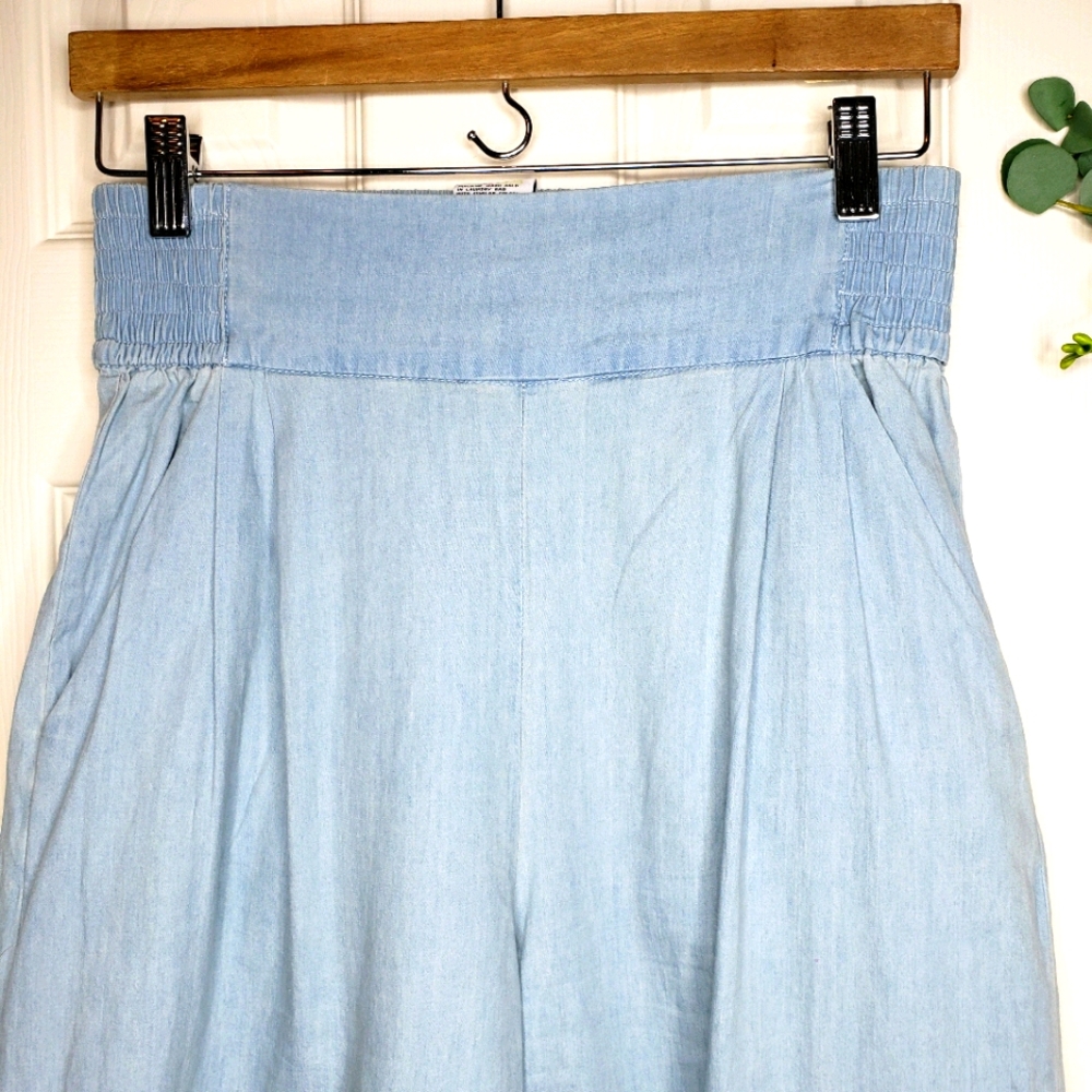 Hi waist chambray wide leg crop pant. Pull om with smock back waistband - Picture 5 of 6
